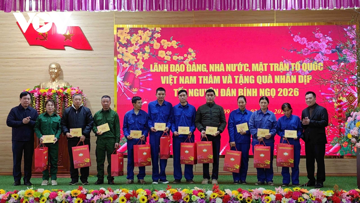 7._doan_cong_tac_tang_qua_cho_cac_cong_nhan_lao_dong_co_hoan_canh_kho_khan.jpg