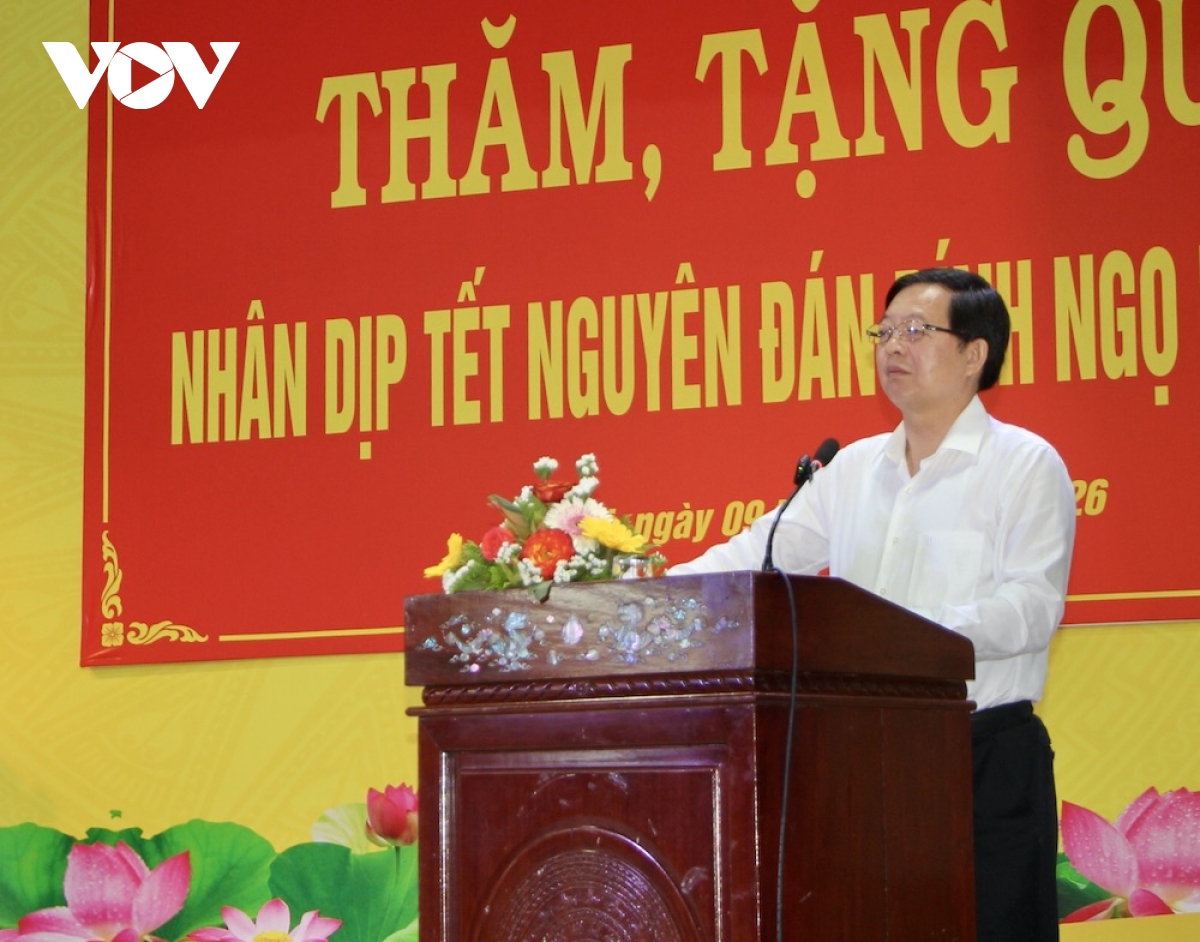 9-2-pho_thu_tuong_ho_quoc_dung_tham_tang_qua_nhan_dan_vung_lu_gia_lai-_anh_1.jpeg
