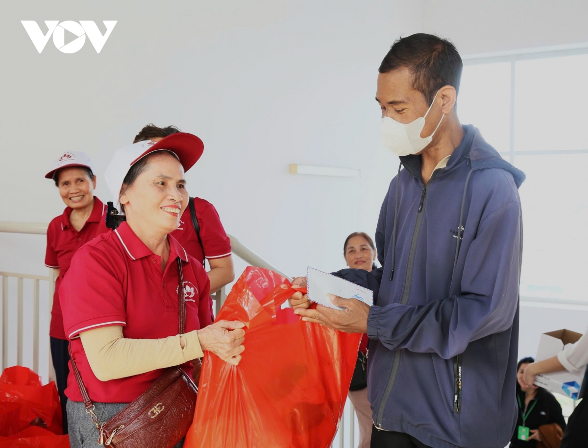 Các bệnh nhân nhận quà với tâm trạng phấn khởi, hạnh phúc.jpg