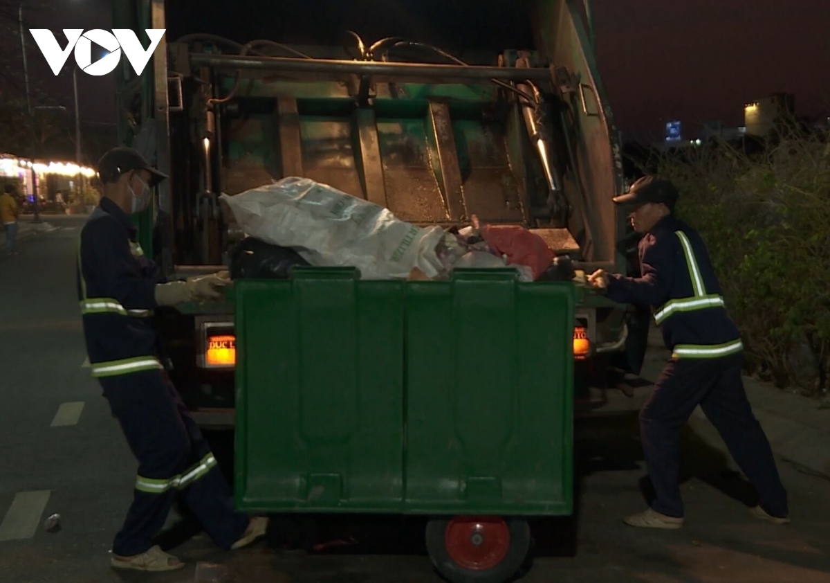 Ca trực của chị Nguyệt làm việc xuyên Tết, xuyên đêm tới sáng với những ca trực từ tối muộn.jpg