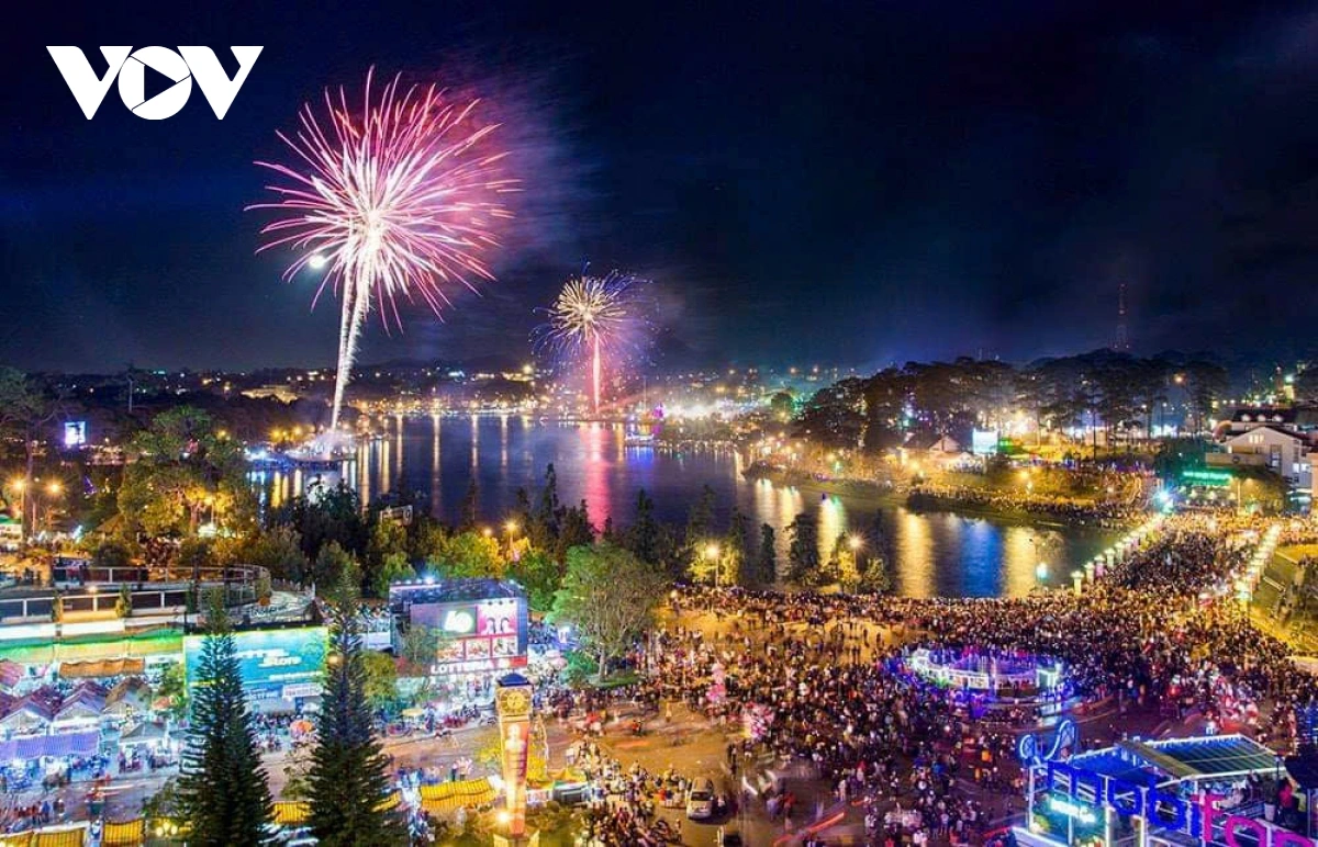 Lan dau tien nguoi dan vung bien Lam Dong xem ban phao hoa tai noi sinh song 2.jpg