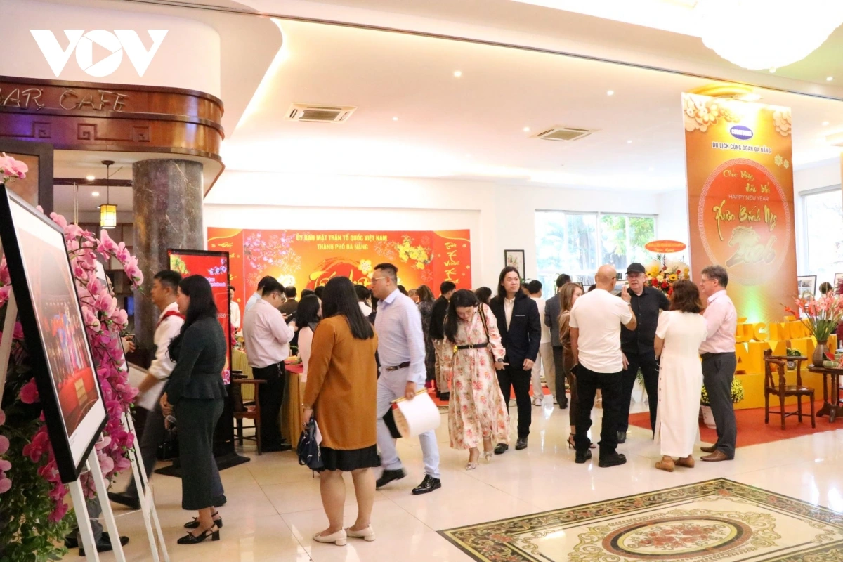 Nhiều hoạt động trưng bày không gian Tết Việt tại chương trình.JPG