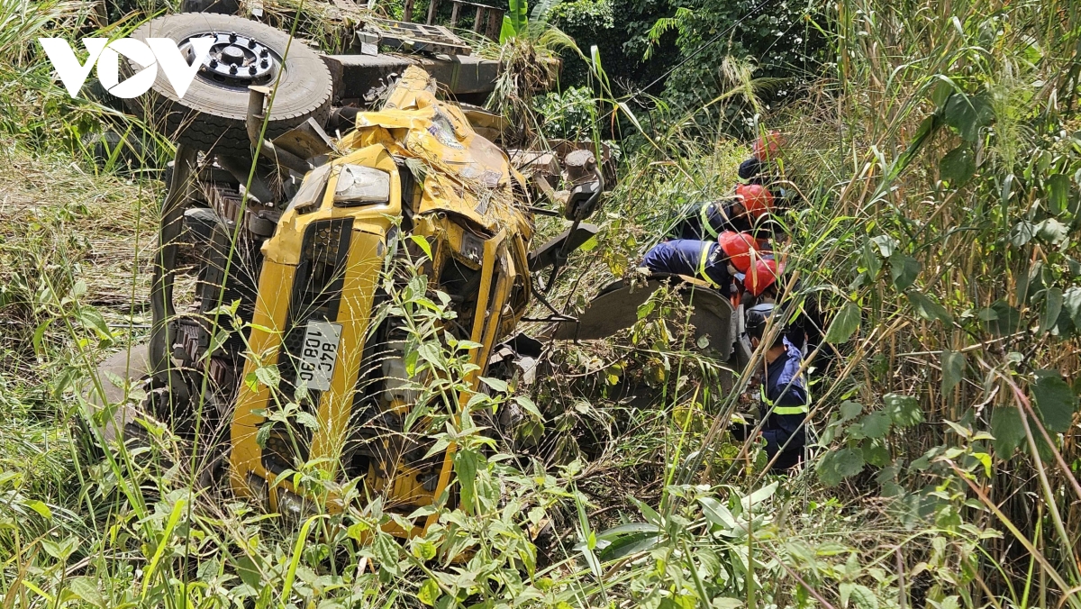 Xe tai lao xuong vuc deo Bao Loc, tai xe tu vong 2.jpg