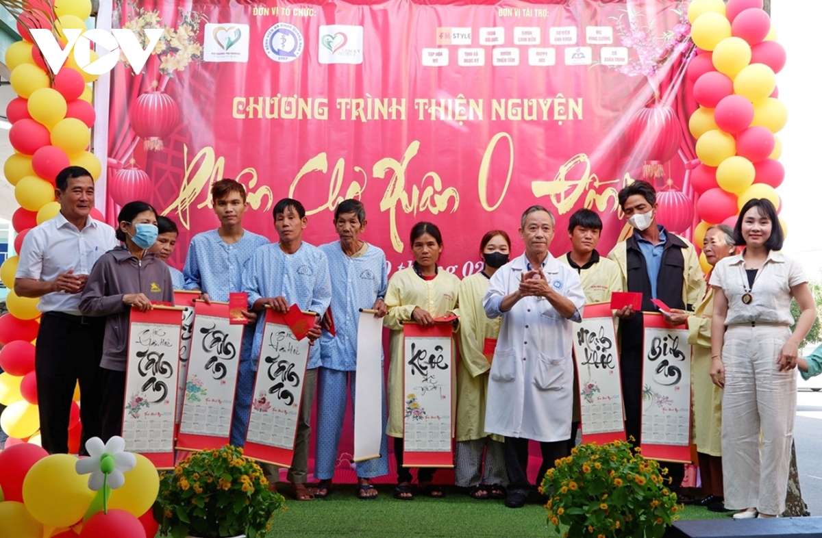 benh_vien_da_khoa_quang_nam_va_cac_nha_hao_tam_trao_tang_li_xi_cho_benh_nhan_co_hoan_canh_kho_khan.jpg