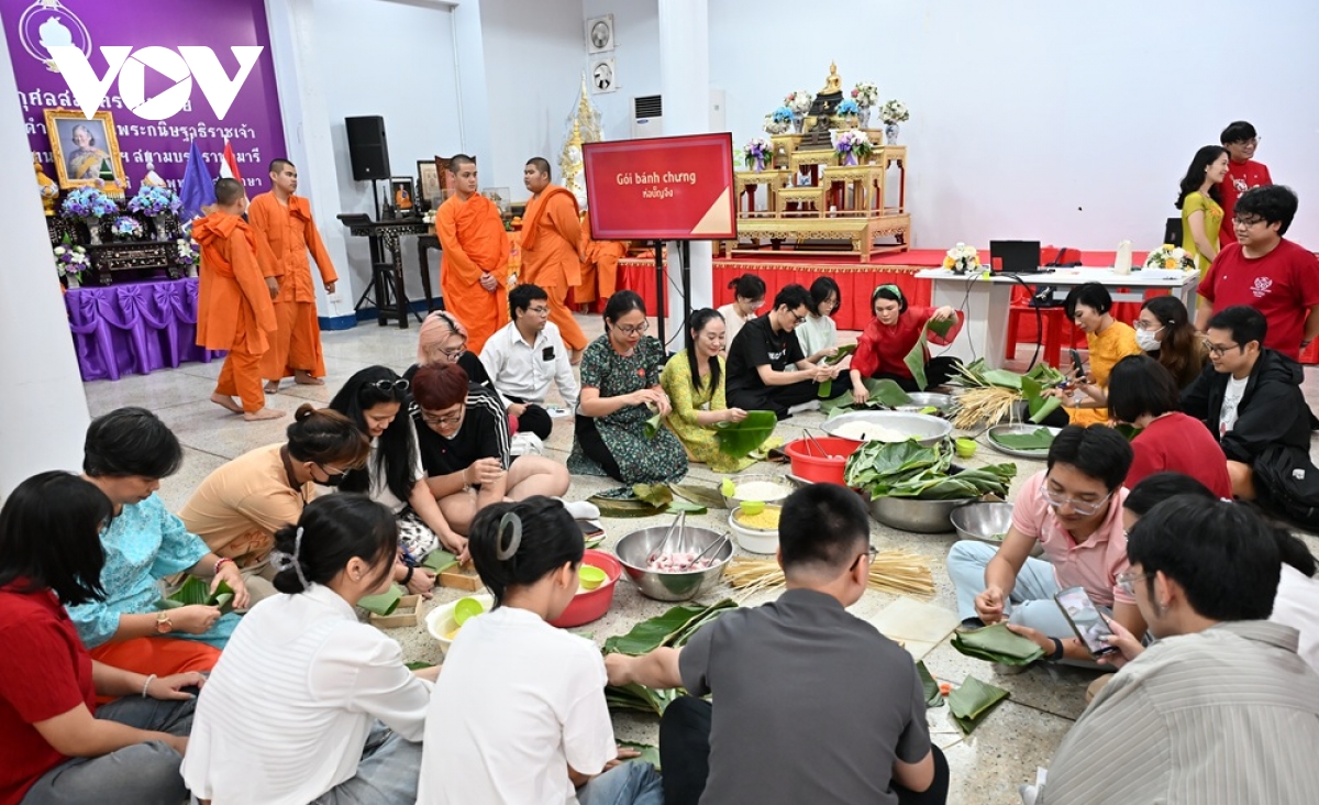 Buổi sinh hoạt cộng đồng gói bánh chưng, bánh tét tại chùa Phổ Phước chiều 15/2/2026. Ảnh: VOV Bangkok