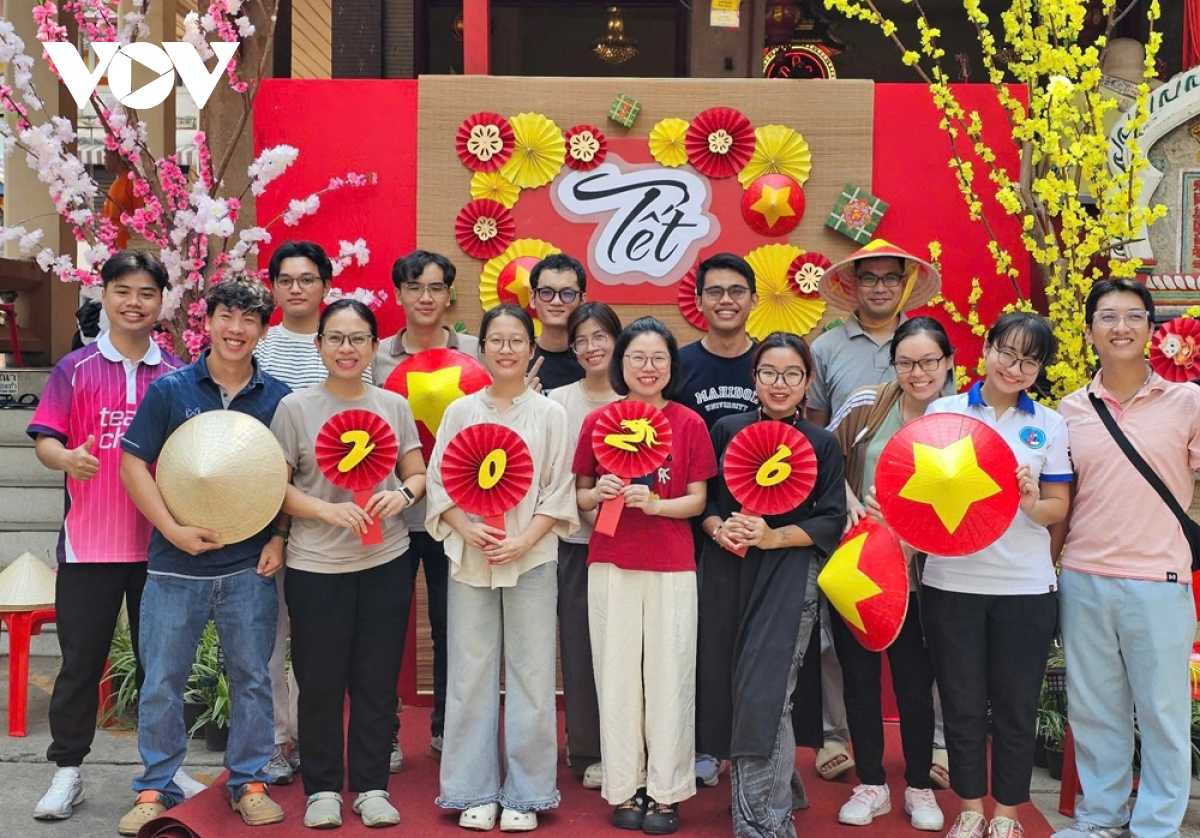 Hơn 100 bà con, sinh viên người Việt và cả những chú Sa-di (chú tiểu) đã cùng nhau tham gia ngày hội “Gói bánh chưng xanh, gửi gắm an lành”. Ảnh: VOV Bangkok