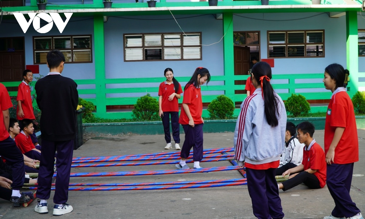 Các em học sinh hào hứng tham gia trò chơi dân gian tại sự kiện.