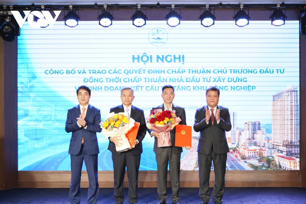 Lãnh đạo tỉnh Khánh Hòa trao giấy chứng nhận đầu tư cho các nhà đầu tư hạ tầng công nghiệp