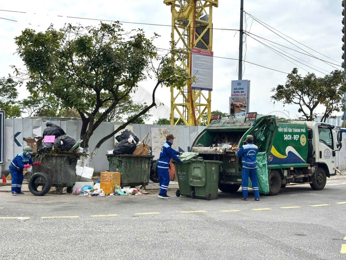 cong_nhan_cong_ty_moi_truong_do_thi_da_nang_don_dep_ve_sinh_duong_pho_chieu_29_tet.jpg