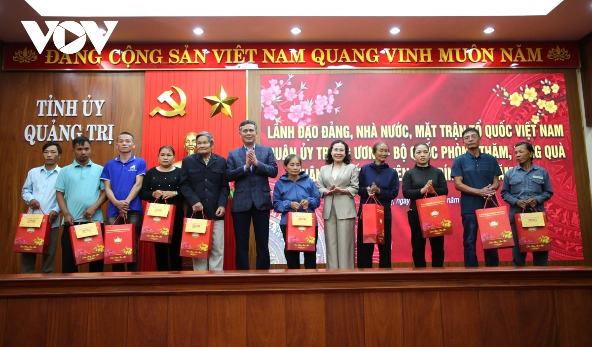 dai_dien_lanh_dao_dang_uy_mat_tran_to_quoc_viet_nam_cac_doan_the_trung_uong_tang_qua_tet_gia_dinh_hoan_canh_kho_khan.jpg