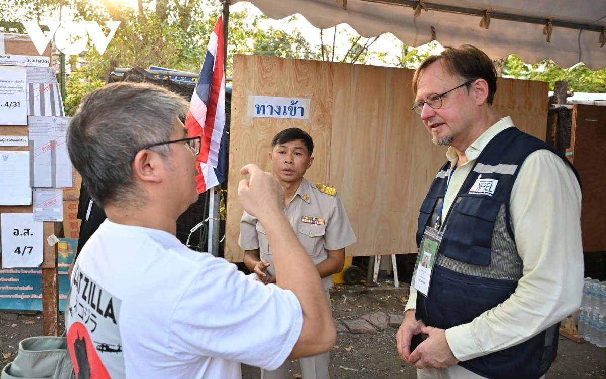 diem bau cu Thai Lan 2-2026, Bangkok, quan sat vien quoc te trao doi voi cu tri Thai Lan -vov.jpg