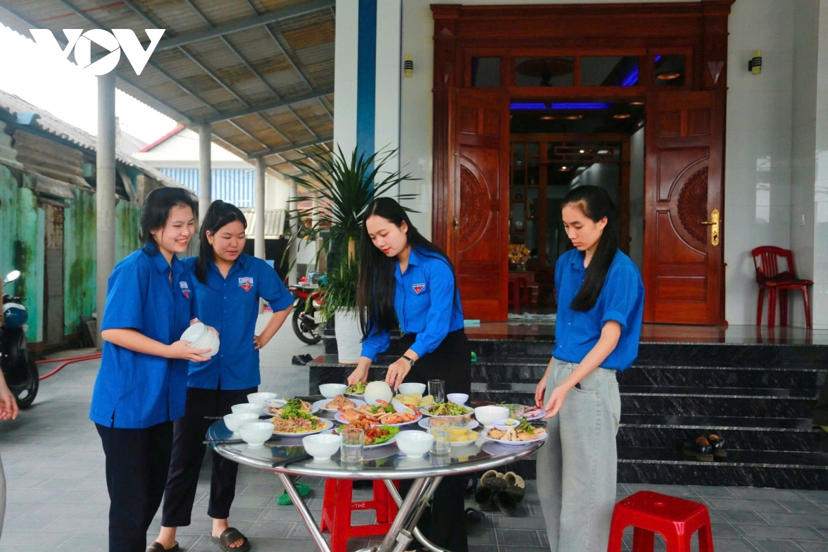 doan_vien_thanh_nien_chuan_bi_bua_com_tat_nien_tai_nha_me_viet_nam_anh_hung.jpg