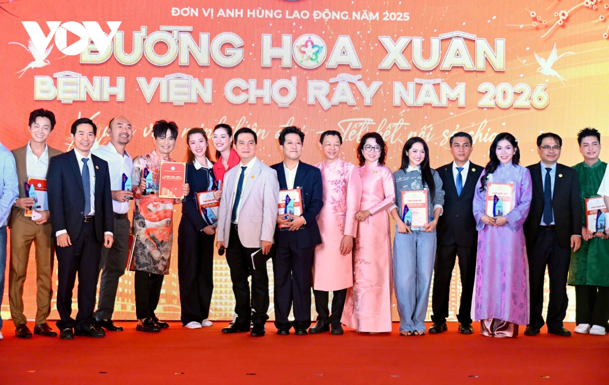 dong_dao_cac_nghe_sy_noi_tieng_den_phuc_vu_van_nghe_cho_ba_con_benh_nhan.jpg