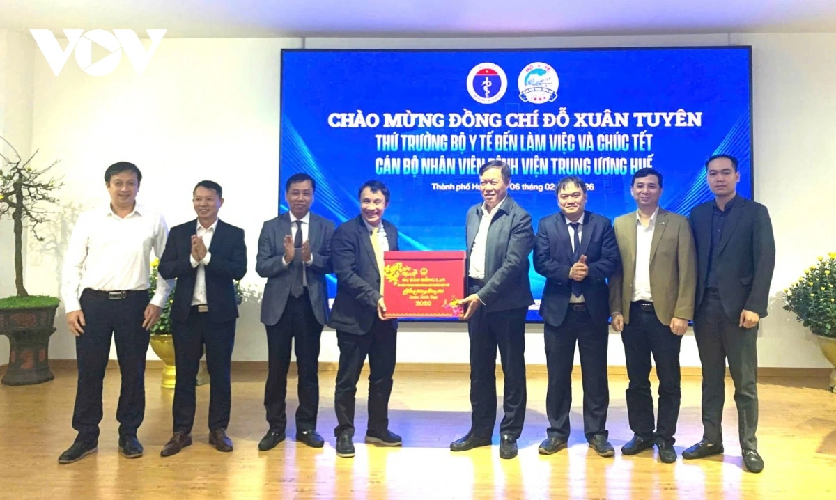 hu_truong_bo_y_te_do_xuan_tuyen_thu_tu_phai_sang_trao_qua_tet_cho_benh_vien_trung_uong_hue.jpg