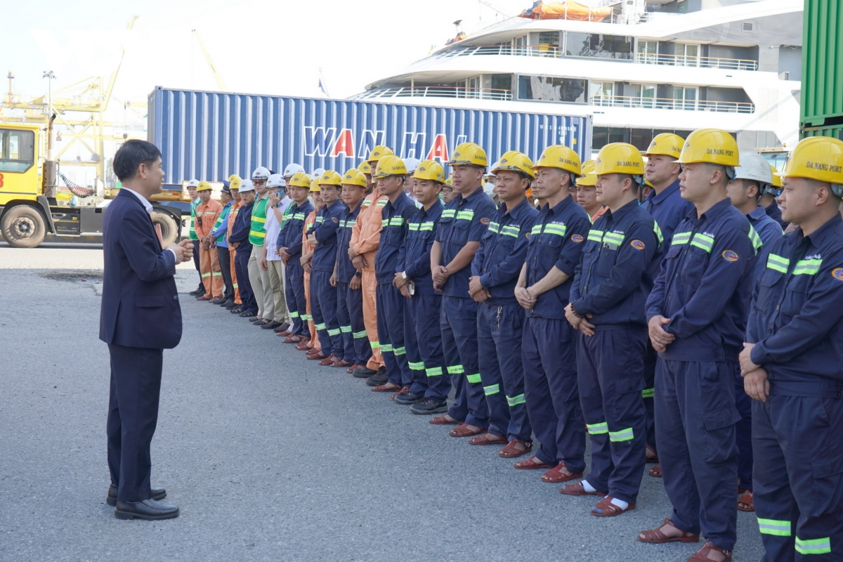 lanh_dao_cang_da_nang_chuc_tet_cong_nhan_chieu_29_tet.jpg