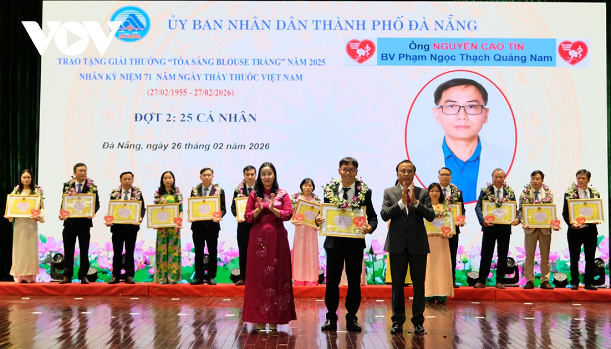 lanh_dao_ubnd_thanh_pho_trao_giai_toa_sang_bluse_trang_cho_bac_si_nguyen_cao_tin.jpg