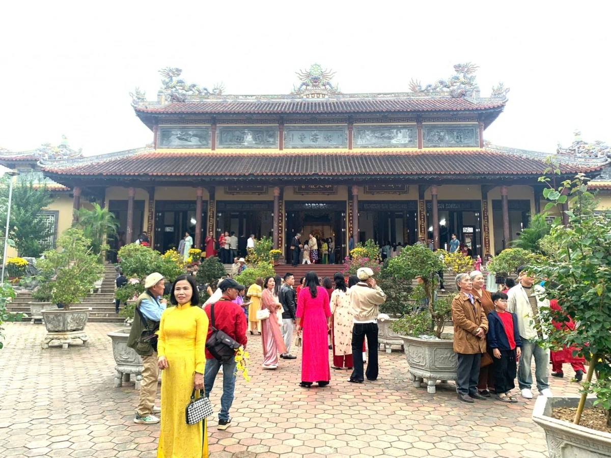 nguoi_dan_di_chua_dau_nam_tai_hue_20260217104043_1.jpg