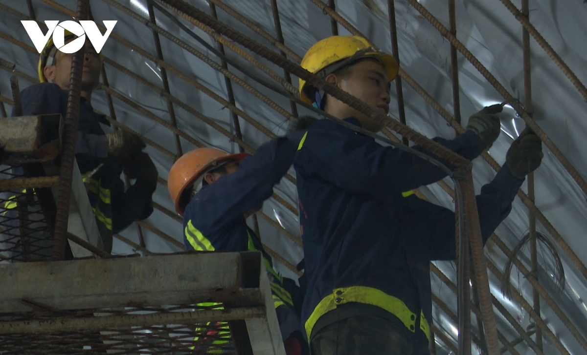 nhung_cong_nhan_tren_cong_trinh_ham_chui_deo_phuong_hoang_tren_cao_toc_khanh_hoa_-_buon_ma_thuot_lam_xuyen_tet.jpg