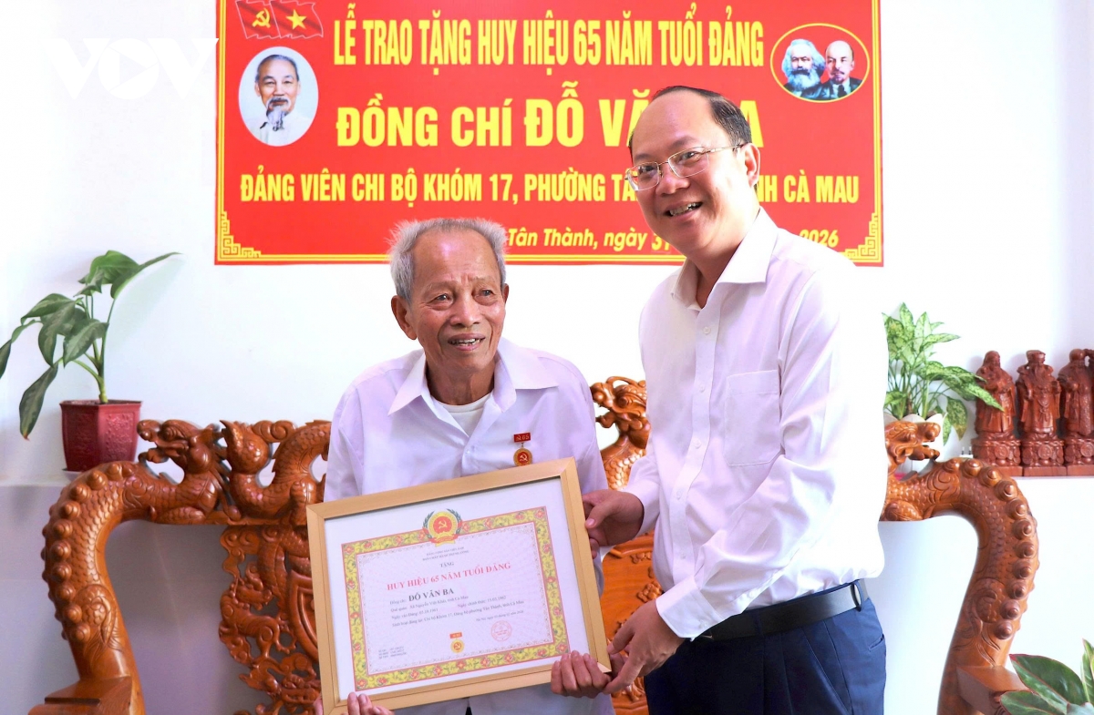 ong_nguyen_ho_hai_trao_huy_hieu_dang_cho_ong_do_van_ba.jpg