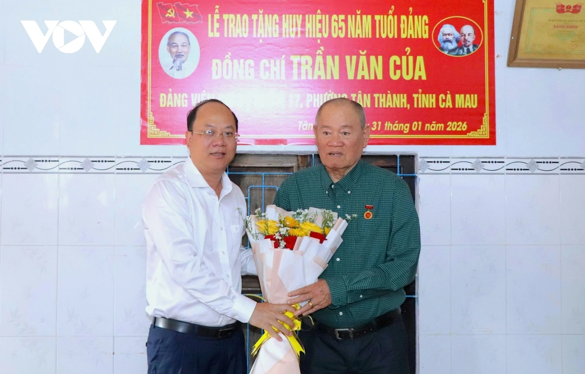 ong_nguyen_ho_hai_trao_huy_hieu_dang_cho_ong_tran_van_cua.jpg