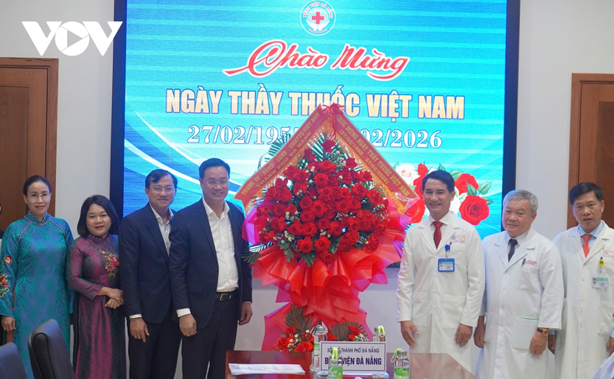 ong_nguyen_ngoc_quang_bi_thu_thanh_uy_da_nang_thu_tu_tu_trai_qua_tham_chuc_mung_tap_the_benh_vien_da_nang.jpg