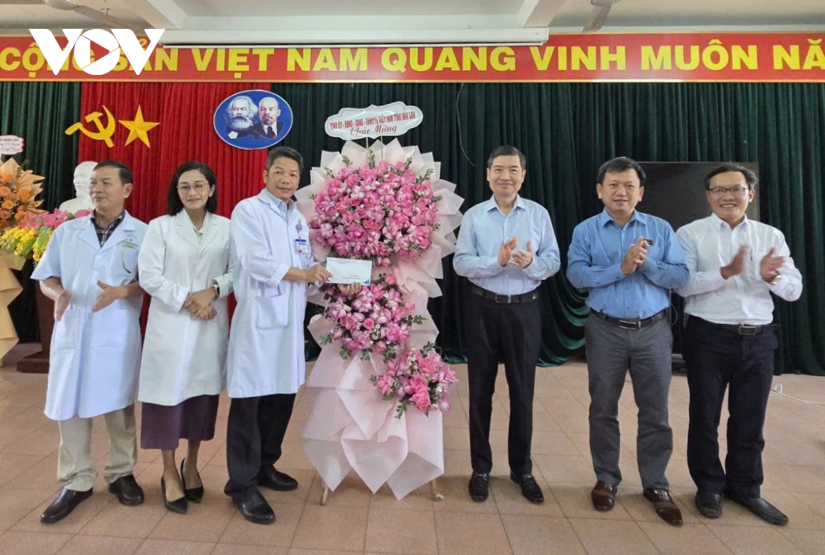 ong_ta_anh_tuan_ao_xanh_tu_phai_qua_tang_hoa_chuc_mung_can_bo_nhan_vien_benh_vien_da_khoa_buon_ma_thuot.jpg