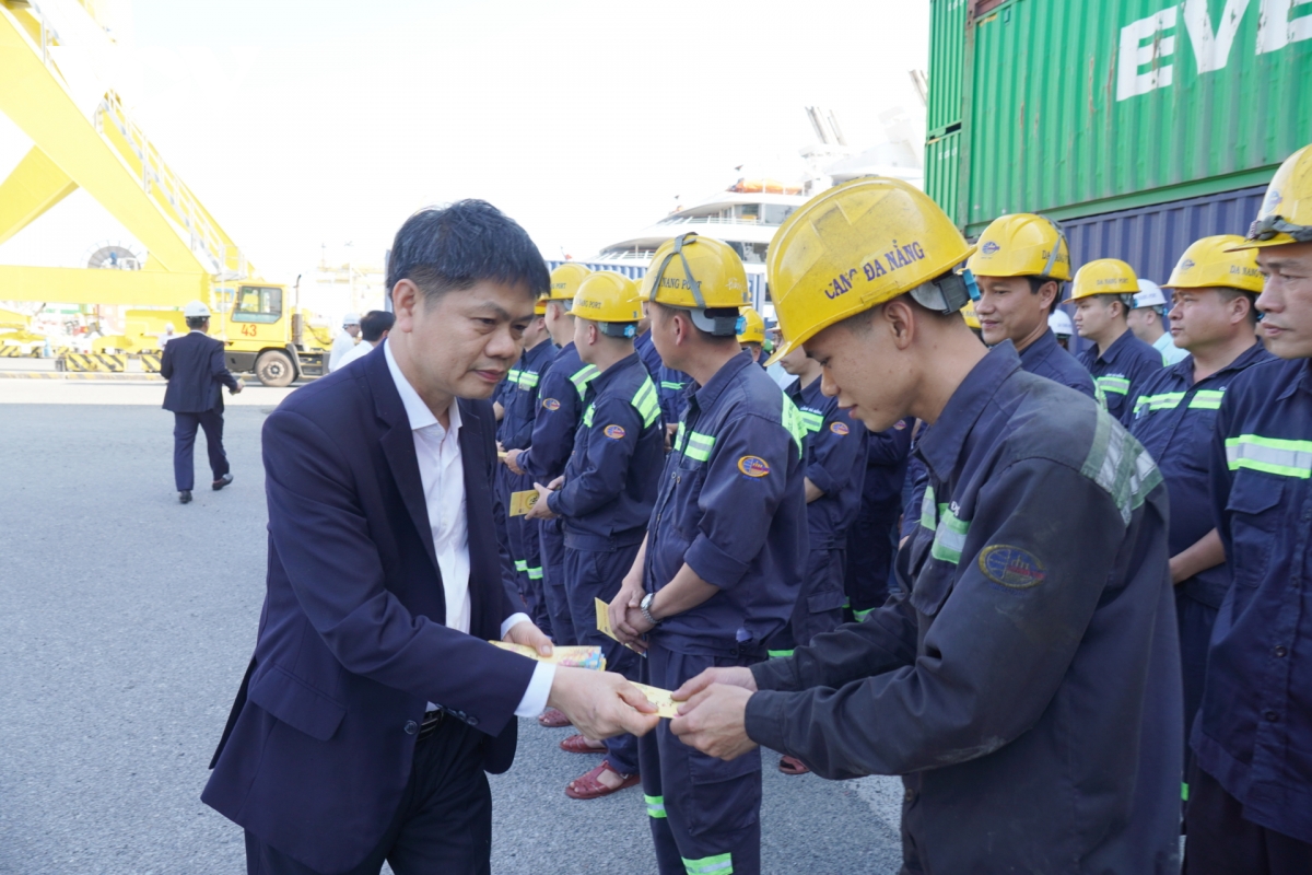 ong_tran_le_tuan_tong_giam_doc_cang_da_nang_dong_vien_cong_nhan_lam_viec_chieu_29_tet.jpg