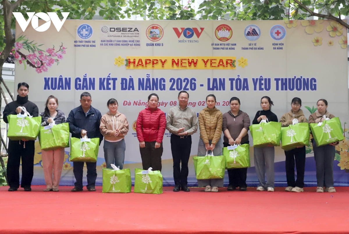ong_vu_quang_hung_truong_ban_quan_ly_khu_cong_nghe_cao_va_cac_khu_cong_nghiep_da_nang_tang_qua_tet_cong_nhan_gap_kho_khan.jpg