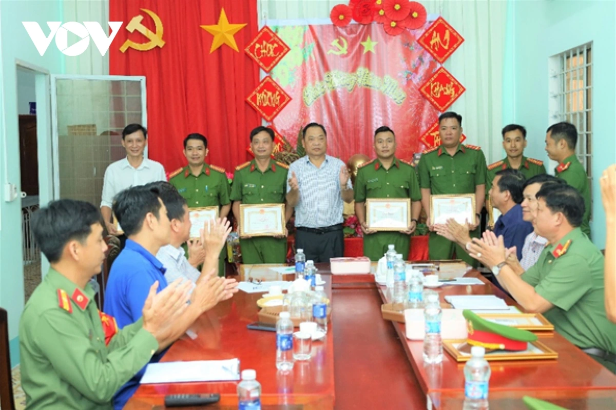 pho_chu_tich_ubnd_phuong_vi_thanh_dam_van_xam_trao_giay_khen_cho_cac_ca_nhan._anh_cong_an_tp_can_tho.png