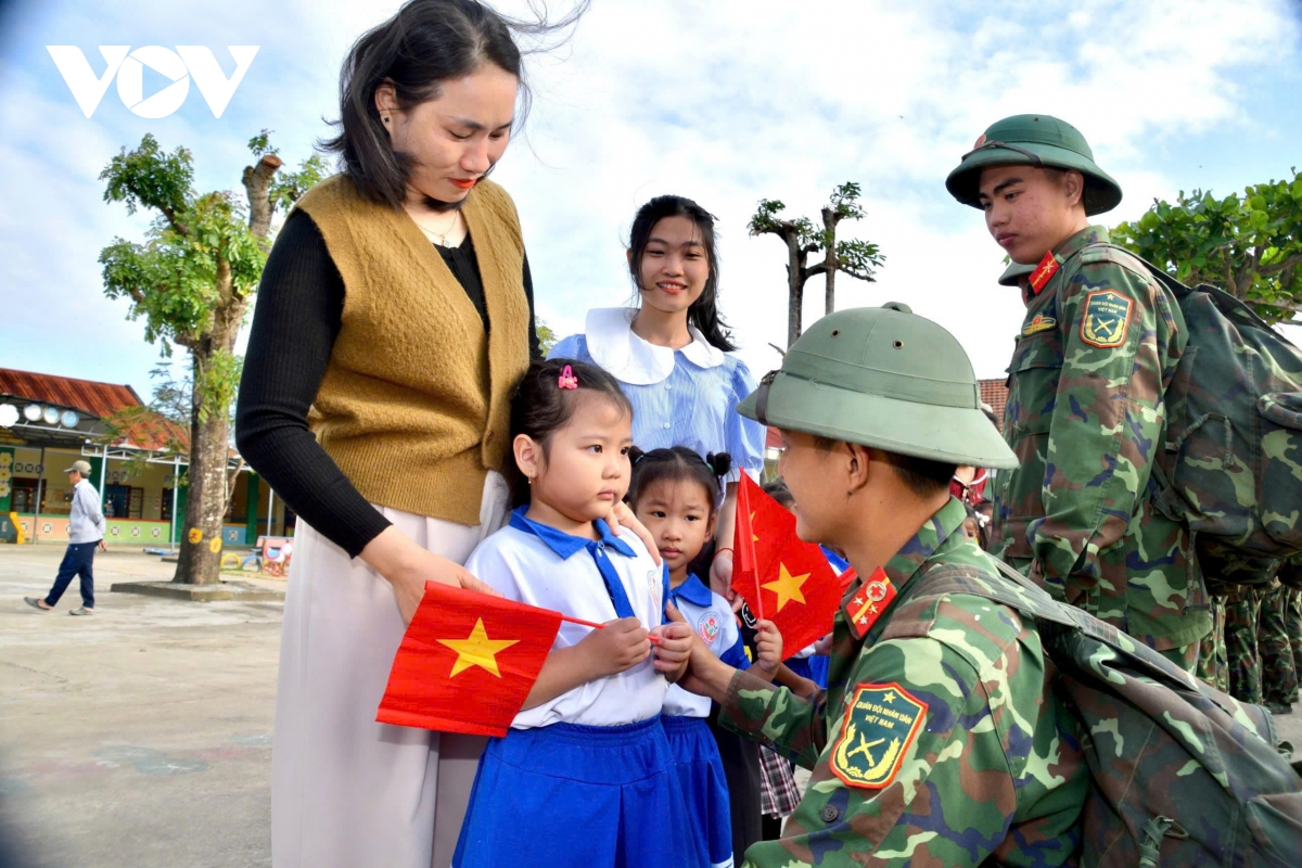 Chú bộ đội là tượng đài anh dũng, tượng đài chiến công trong lòng trẻ thơ vùng lũ 