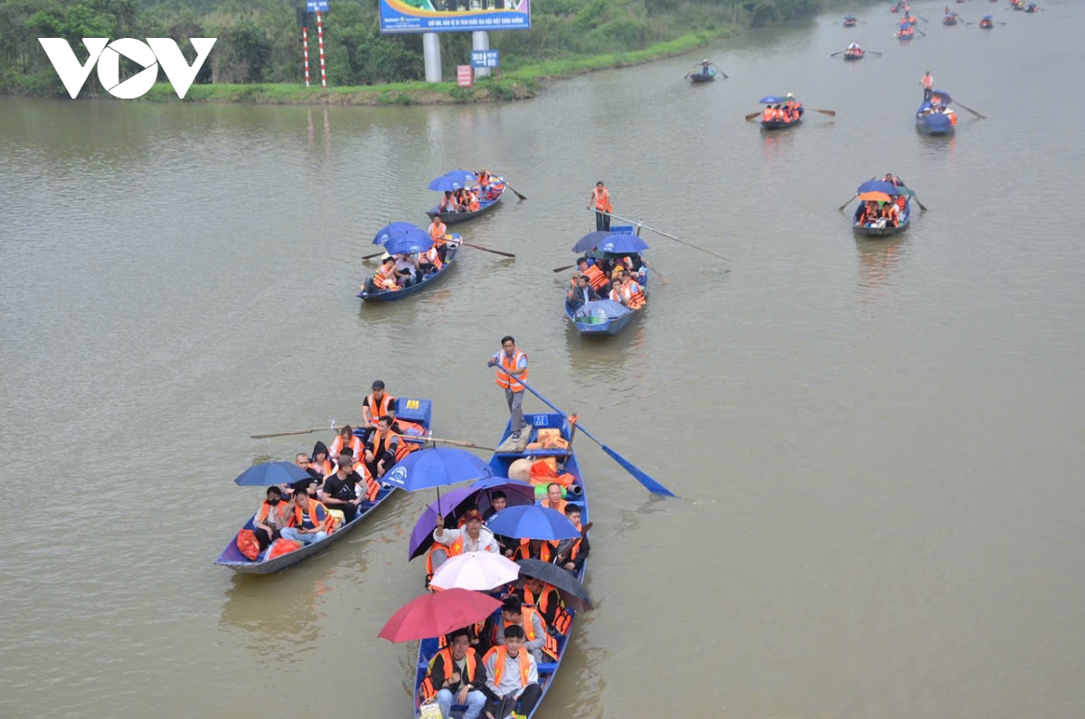 Siết chặt quy định mặc áo phao tại Lễ hội Du lịch Chùa Hương 2026.