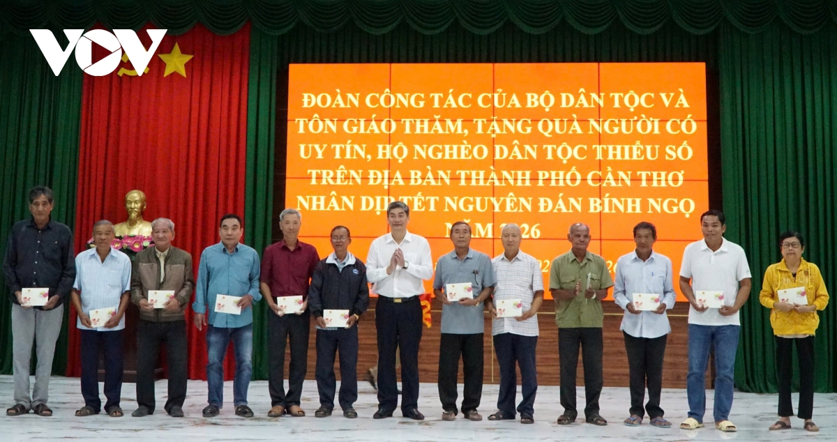 thu_truong_y_vinh_tor_tang_qua_cho_nguoi_co_uy_tin_va_dong_bao_dan_toc_thieu_so_tai_can_tho.jpg
