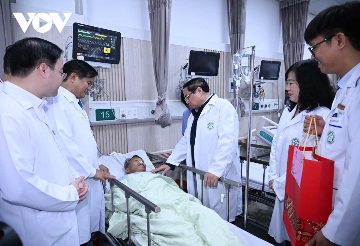 thu_tuong_pham_minh_chinh_tham_benh_vien_bach_mai_3.jpg