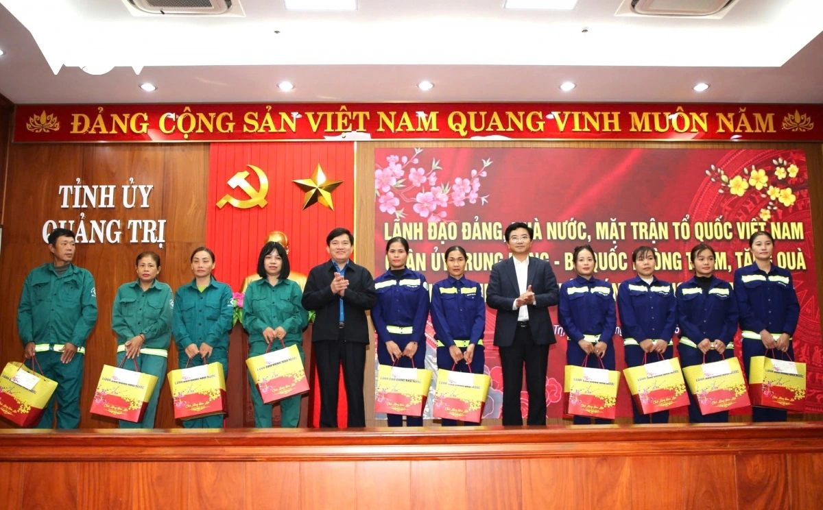 tong_lien_doan_lao_dong_viet_nam_tang_qua_cong_nhan_nguoi_lao_dong_kho_khan.jpg