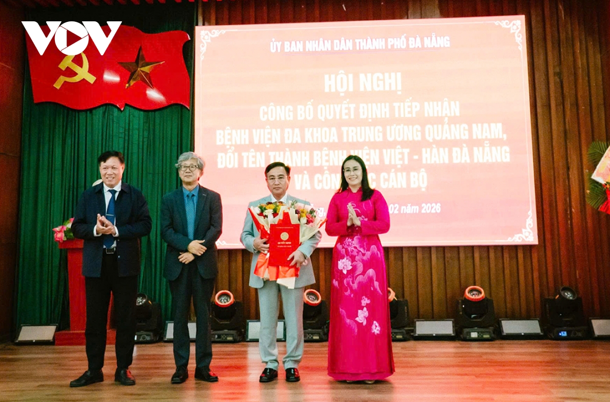 trao_quyet_dinh_tiep_nhan_va_doi_ten_benh_vien_da_khoa_trung_uong_quang_nam_thanh_benh_vien_viet-_han_da_nang.jpg