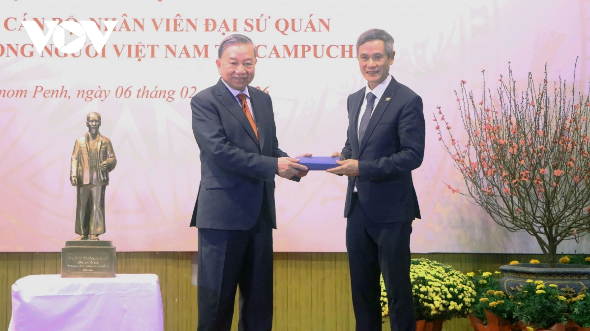 vov_tong_bi_thu_da_trao_tang_hoi_khmer-viet_nam_20.000_usd_cung_200_phan_qua_ho_tro_ba_con_co_hoan_canh_kho_khan.jpg