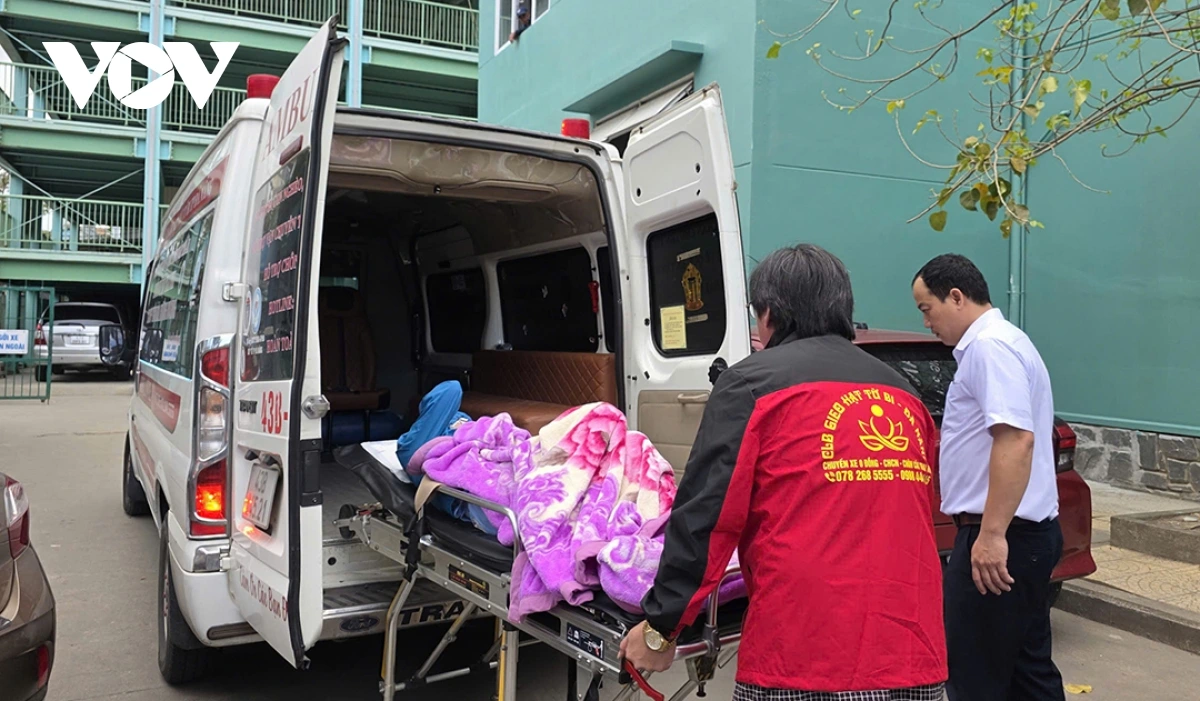 xe_cap_cuu_khong_dong_dua_nguoi_benh_ve_que_an_tet.jpg
