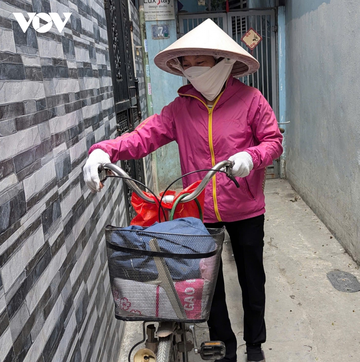 Hàng ngày, từ sáng sớm, chị Hồi đạp chiếc xe đạp cũ len lỏi qua các con phố, ngõ nhỏ đi gom tờ giấy báo cũ, chai nhựa, sắt vụn để bán lấy tiền mưu sinh