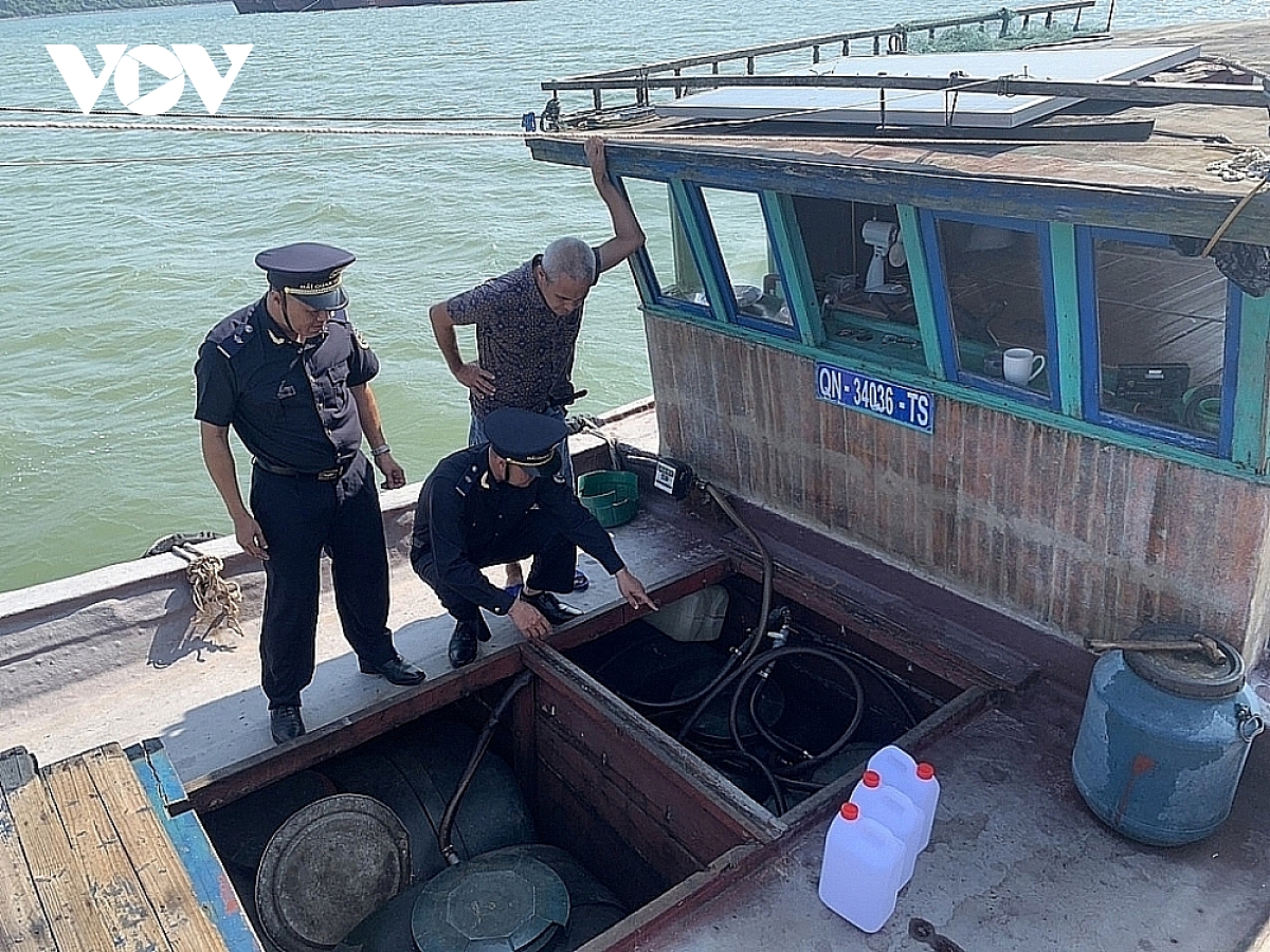 (Hải quan triển khai đồng bộ các giải pháp siết chặt kiểm soát chống buôn lậu, vận chuyển trái phép xăng dầu qua biên giới).jpg