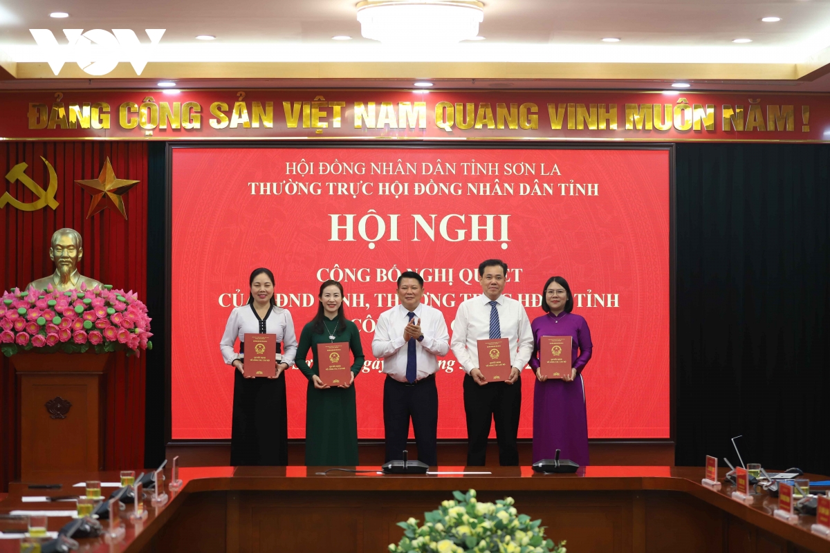 1._ong_lo_minh_hung_chu_tich_hdnd_tinh_son_la_trao_nghi_quyet_va_chuc_mung_cac_truong_ban_cua_hdnd.jpg