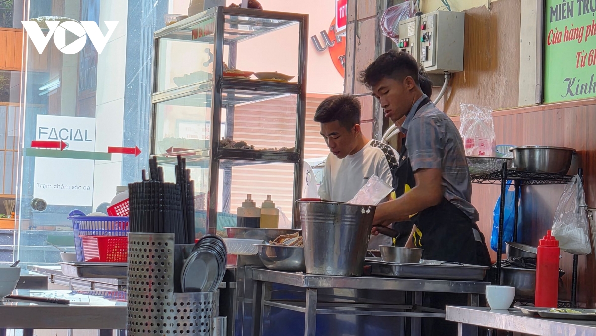 Nhiều người dự báo thời cuộc thông qua giá phở gà