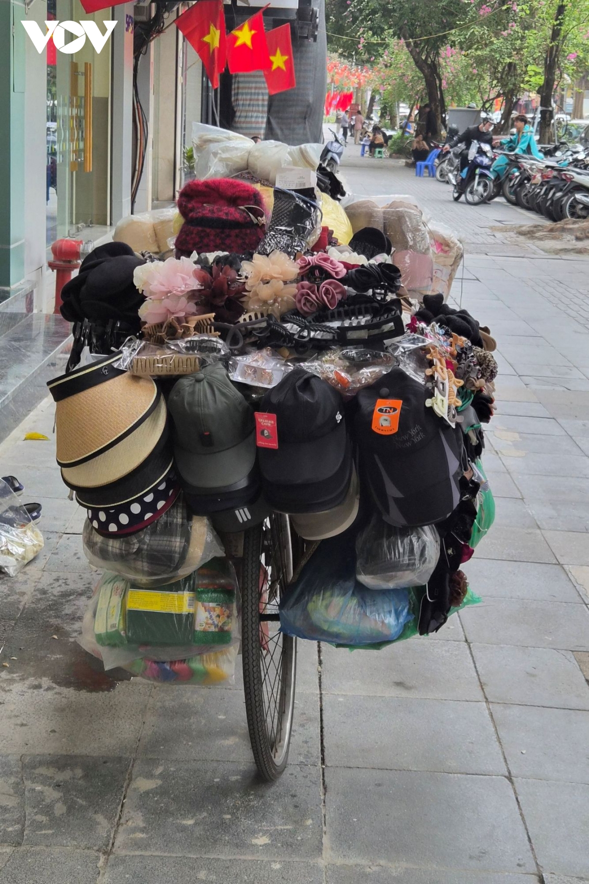 ... và còn hàng rong nữa