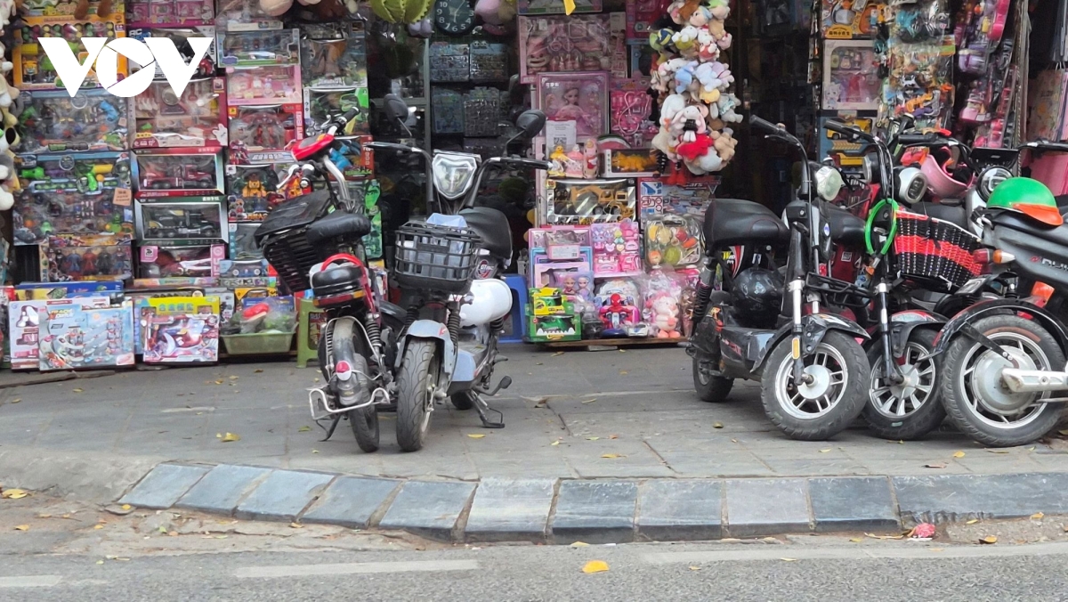 Đang chiếm dụng vỉa hè nay mang vào nhà khó bày biện cho khách chọn mua