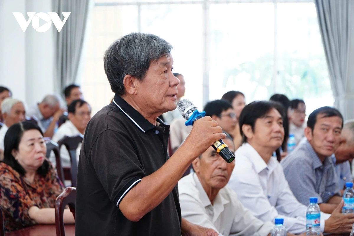 Cử tri phường Sông Cầu, tỉnh Đắk Lắk tham gia ý kiến tại buổi tiếp xúc cử tri.