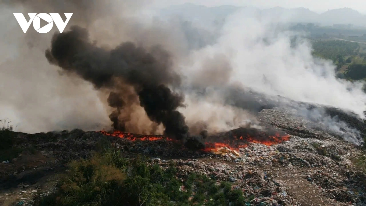 Bãi rác dốc Đá Mài, xã Cát Tiên, Lâm Đồng cháy lớn, khói đen bốc cao, lan rộng, ảnh hưởng khu dân cư xung quanh..jpg