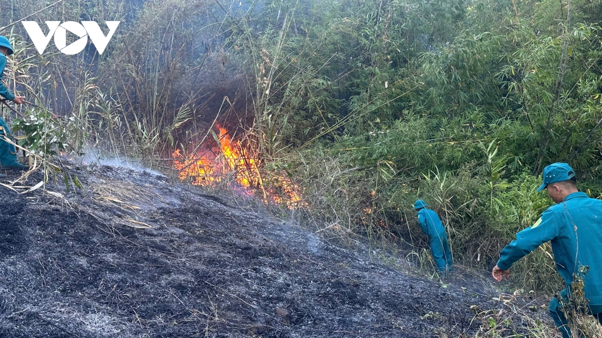 Các lực lượng chức năng đang triển khai công tác chữa cháy..jpg