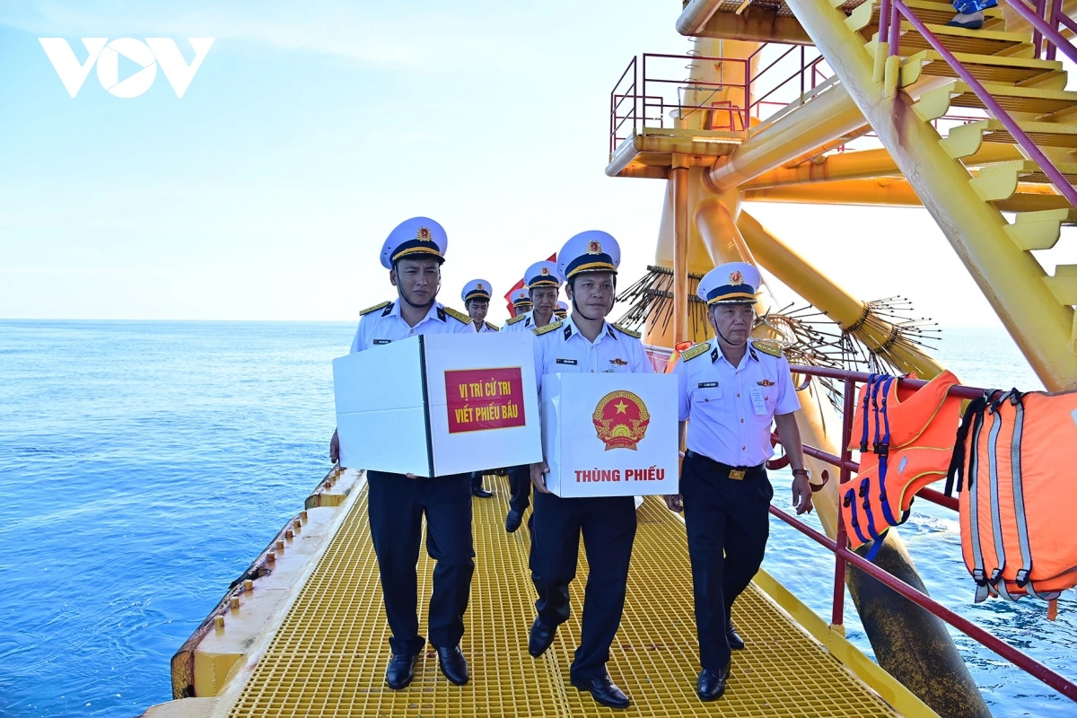 Tổ bầu cử mang thùng phiếu và vật tư trang bị lên nhà giàn DK1.9.jpg