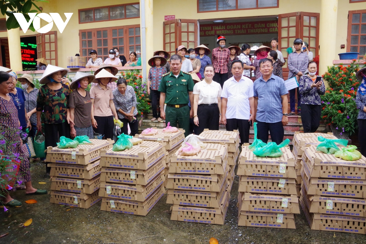 Tr65.1 Đồn biên phòng Trà lý cùng HLHPN huyên Thái Thụy trao gà giống .JPG