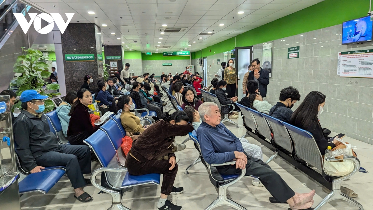 Tại nhiều bệnh viện trung ương và bệnh viện lớn ở Hà Nội, TP Hồ Chí Minh, tình trạng đông bệnh nhân kéo dài khiến áp lực khám, chữa bệnh luôn trong tình trạng căng thẳng
