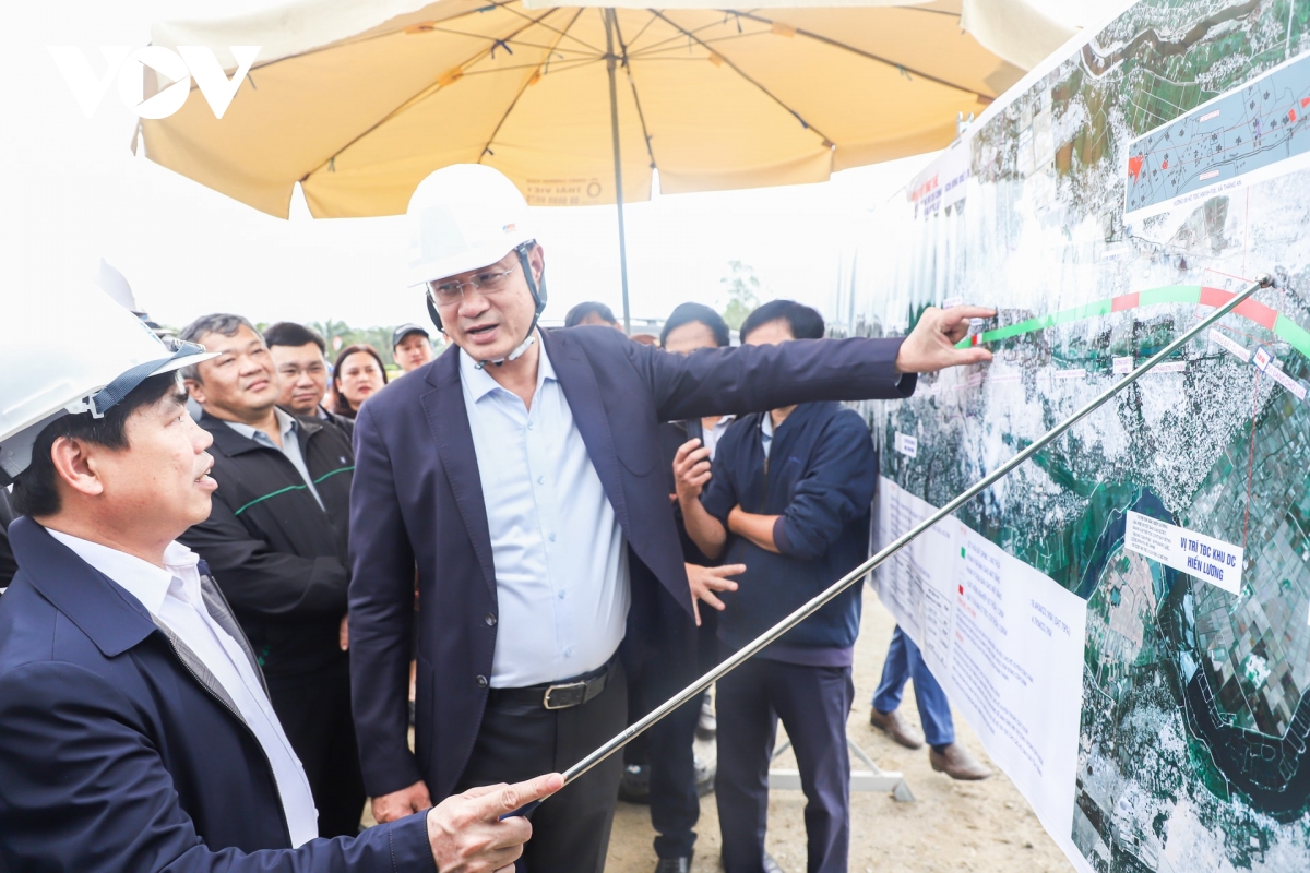 bi_thu_thanh_uy_le_ngoc_quang_kiem_tra_du_an_hoan_thien_duong_ven_bien_vo_chi_cong.jpg